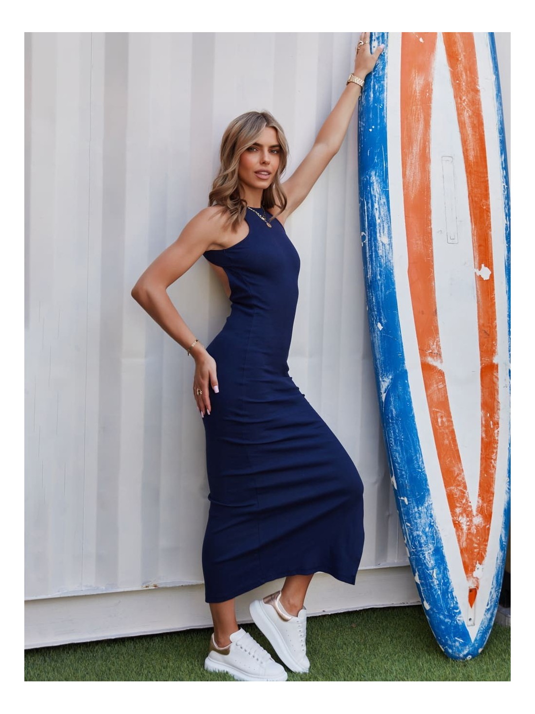 Tailliertes Basic-Kleid mit Ausschnitt auf der Rückseite, Marineblau FG669 – Online-Shop – Boutique